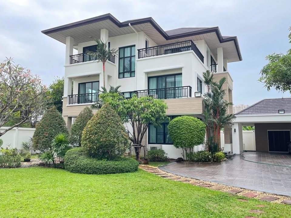 乍都节区 | Ratchada 32巷 独栋别墅出租 4卧 450平米 130,000泰铢/月（可注册公司）
