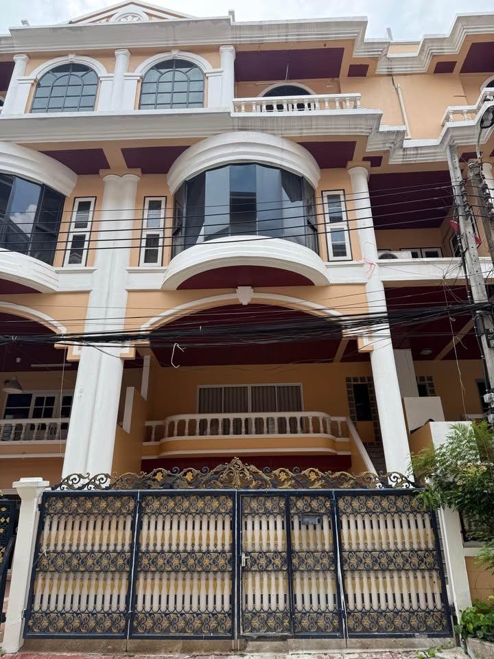 瓦他那区 | Thonglor 25 联排别墅出租 5卧 400平米 65,000泰铢/月（可注册公司、可养宠物）