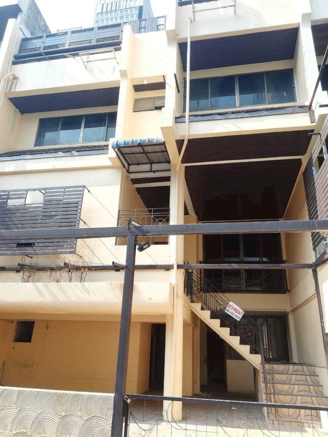 瓦他那区 | Town House Sukumvit巷，Nana轻轨站附近 联排别墅出租 560平米 120,000泰铢/月（可用于注册公司）