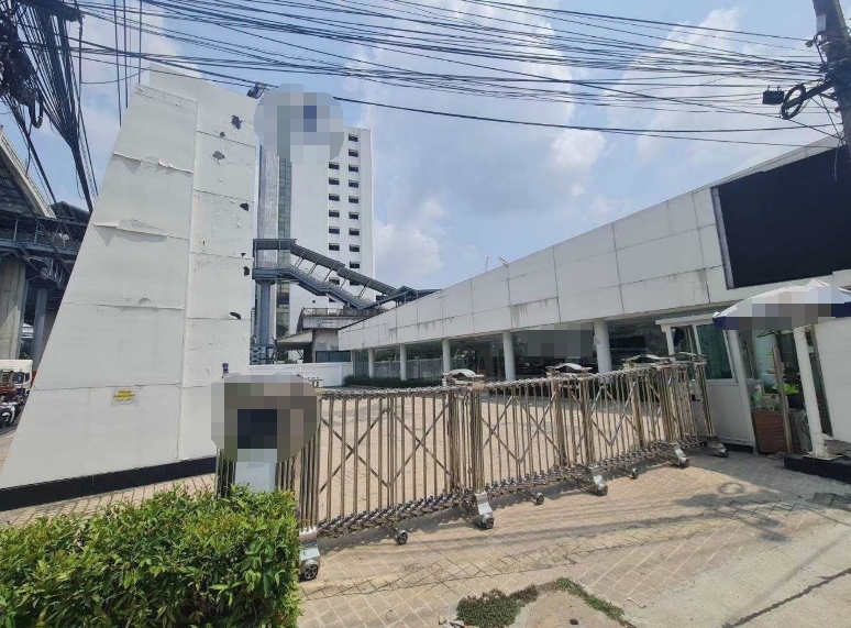 曼甲必区 | Srinakarin路，靠近Sri Kritha轻轨站 展厅出租 1,483.50平米 550,000泰铢/月