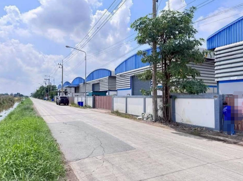 巴吞他尼府 | Lamlukka Khlong 8 - Khlong 9之间 带办公室的仓库出租 空两栋 300平米/栋 38,000泰铢/月/栋