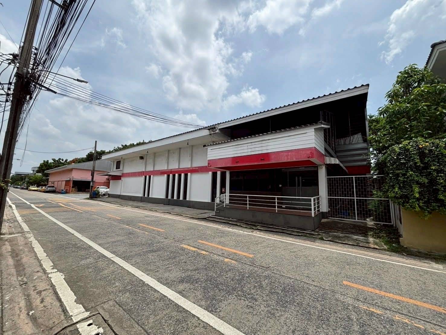 巴威区 | Chaloem Prakiat路，43巷仓库办公室出租 700平米 65,000泰铢/月