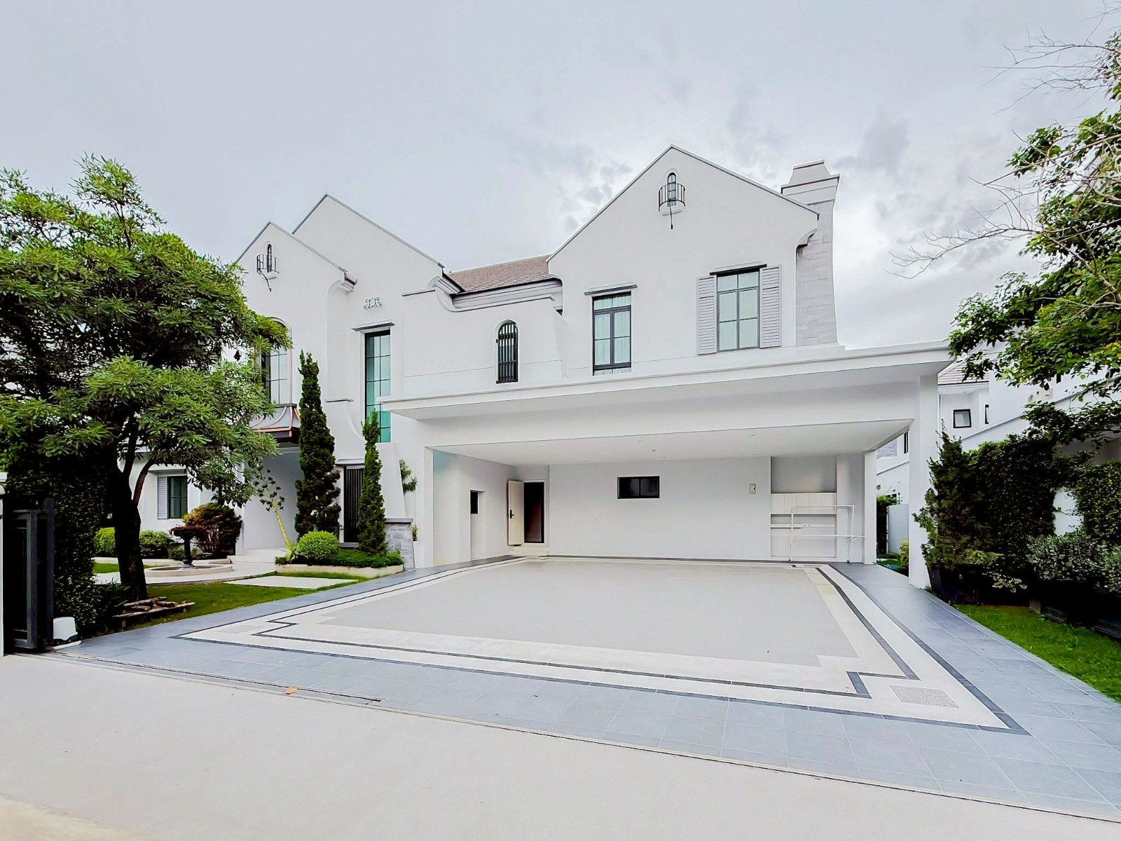 沙攀松区 | Nantawan Rama 9 - New Krungthepkretha 独栋别墅出租 5卧 449平米 350,000泰铢/月