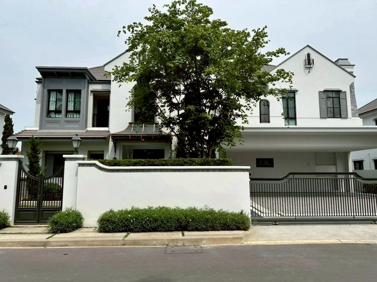 沙攀松区 | Nantawan Rama 9 - New Krungthepkretha 独栋别墅出租/售 5卧 450平米 出租370,000泰铢/月，出售7000万泰铢