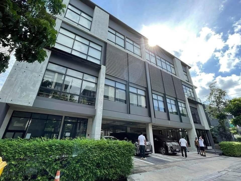 堪那耀区 | Office In Ram Inthra分区 办公楼出租/售 4层楼 969平米 出租650,000泰铢/月，出售8000万泰铢