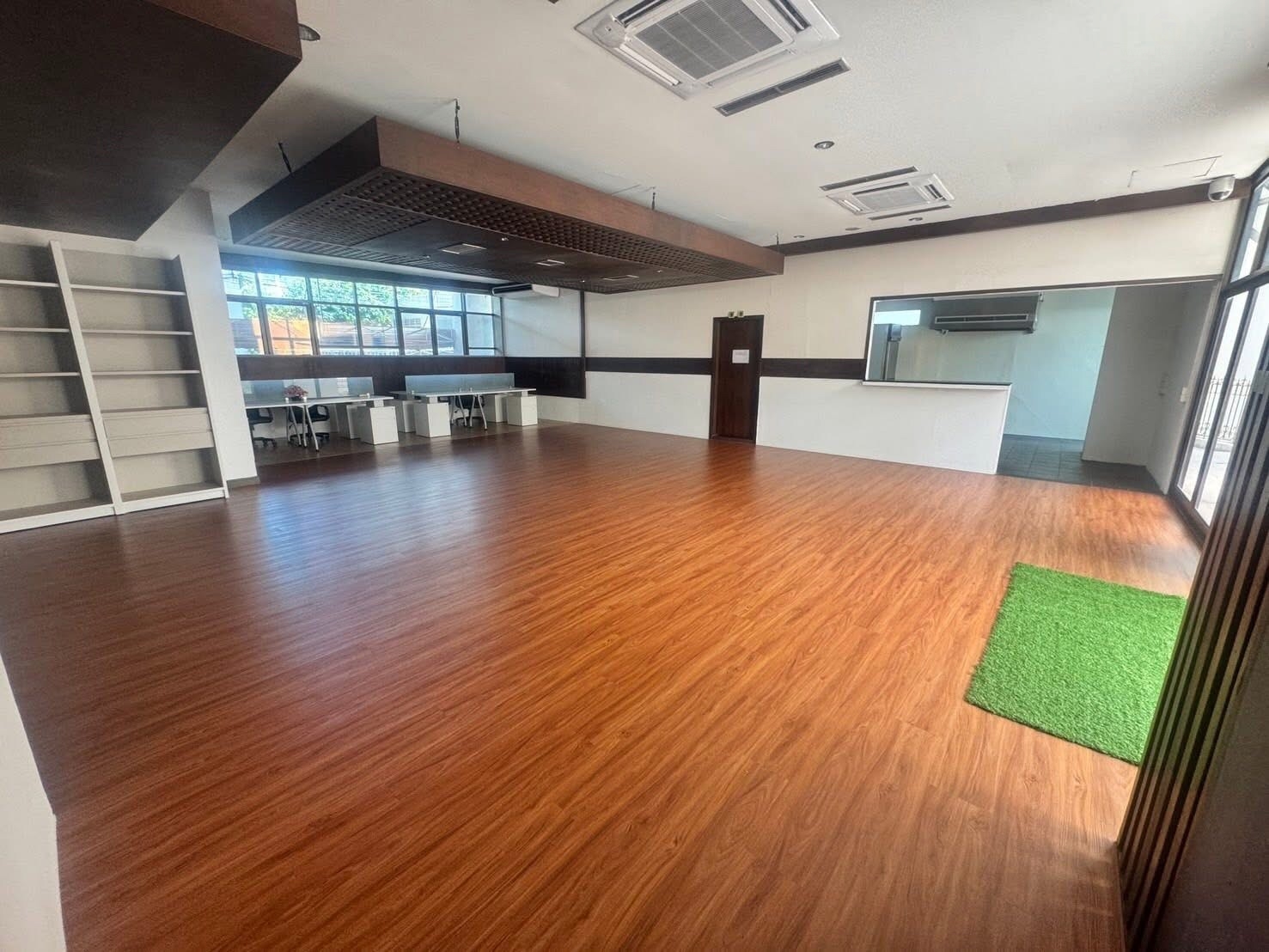 瓦他那区 | Thong lor轻轨站附近 出租面积适合做诊所 G楼 150平米 150,000泰铢/月