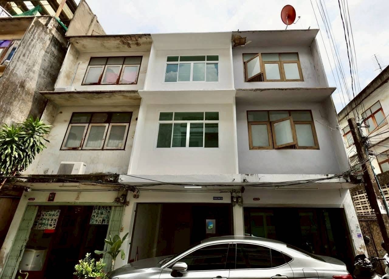沙吞区 | Sathorn — Silom 靠近轻轨站 联排别墅出租 4层楼+天台 180平米 40,000泰铢