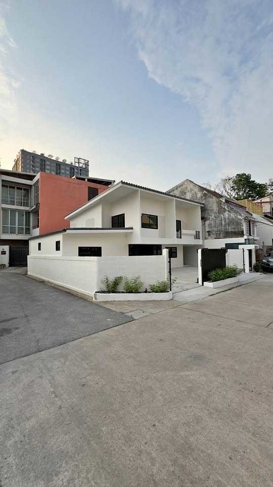 萱銮区 | Phatthanakan巷 独栋别墅出租 3卧 240平米 90,000泰铢/月