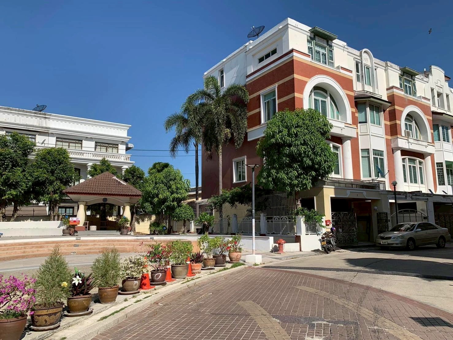 帕卡隆区 | Udomsuk 3x巷，Sukhumvit 联排别墅出租 4卧 250平米 42,000泰铢/月