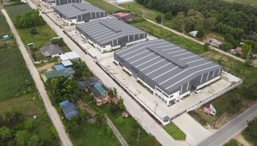 罗勇府 |【黄色区】Phanat Nikhom巷 全新工厂出租/售 5,742平米 出租832,000泰铢/月，出售8800万泰铢