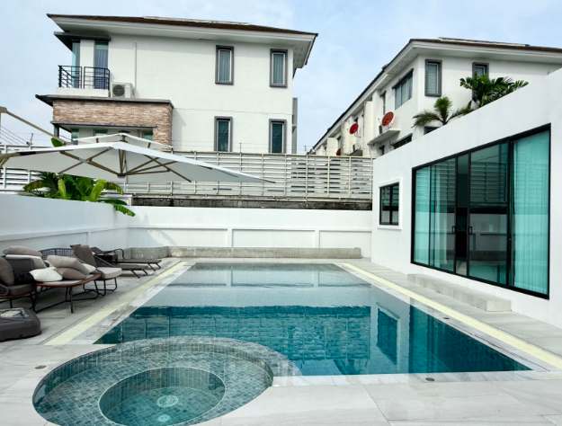 【中国业主/急售】曼谷-汶昆区 | Khlong Lamchuek，拉抛附近— 曼谷独栋轻奢泳池别墅出售 5卧 480平米 1980万泰铢