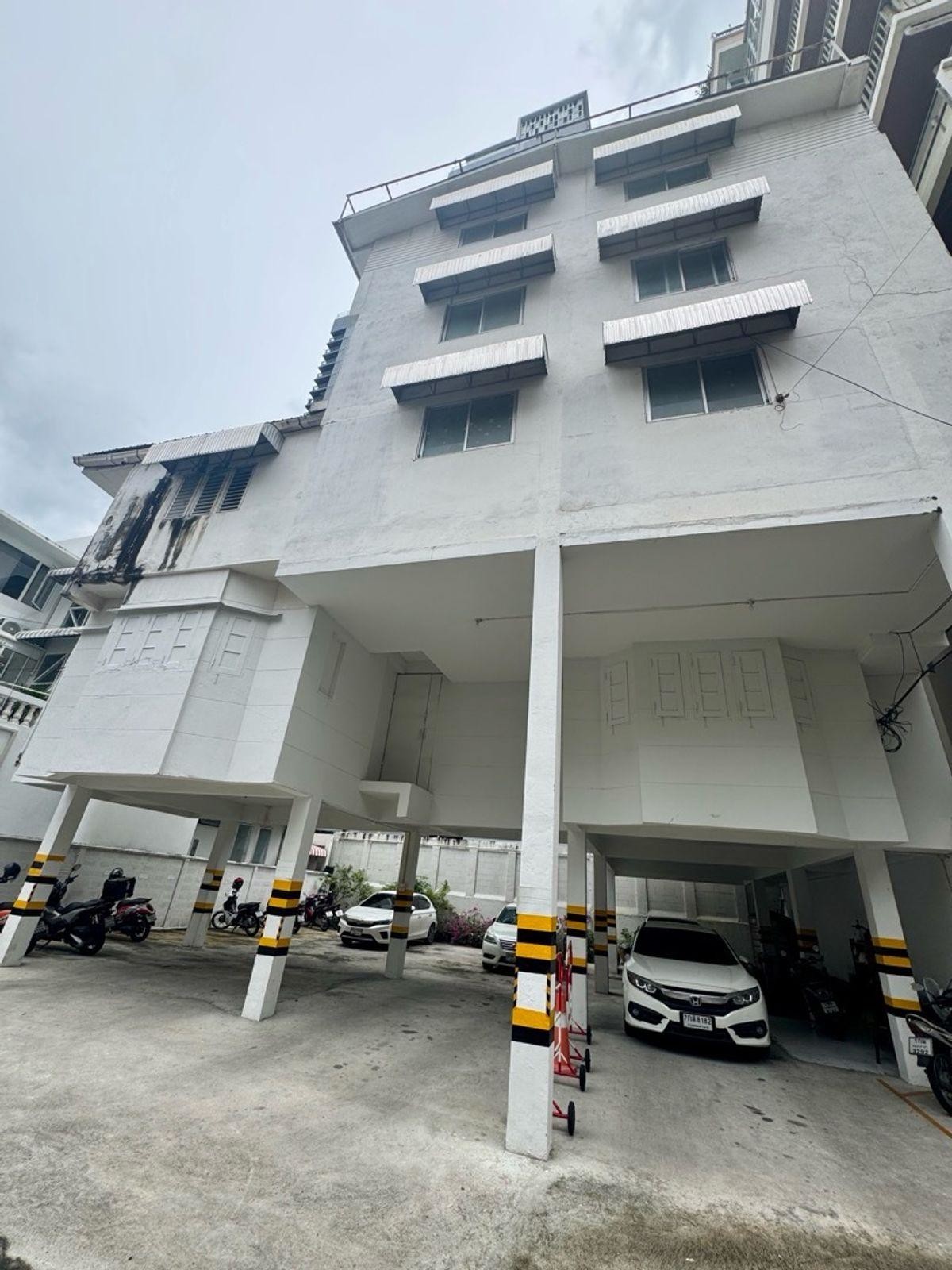 沙吞区 | 出租土地及建筑面积 500 平方米，位于沙吞商务区 220,000泰铢/月