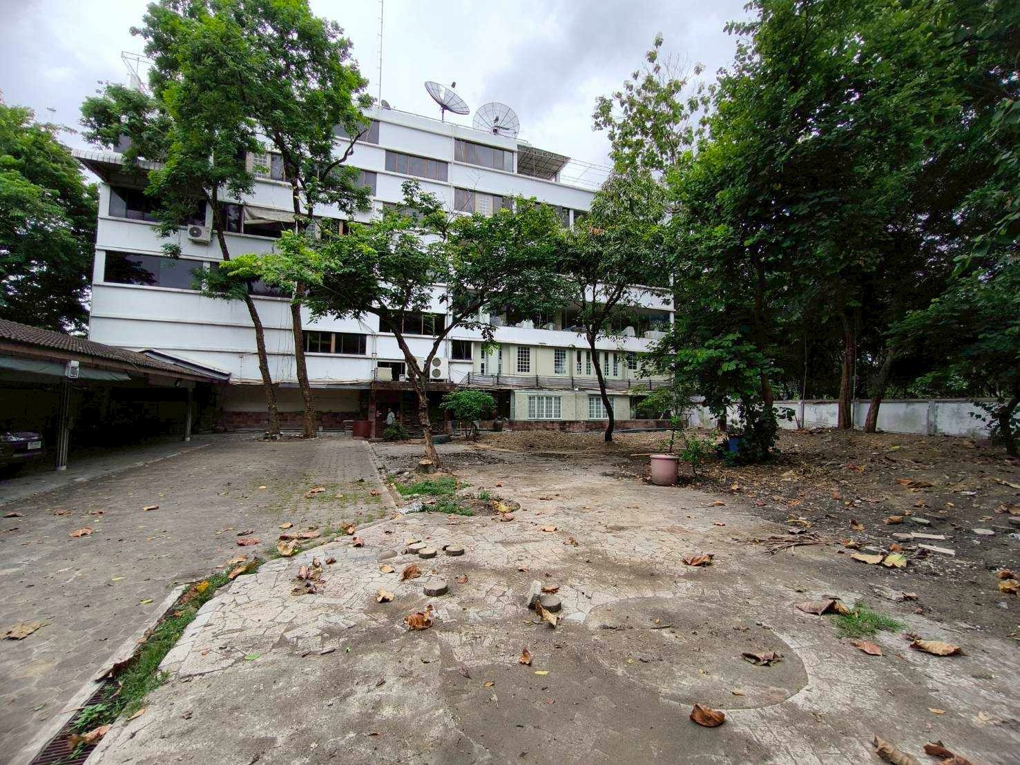 翁通郎区 | Ekkamai - Ramintra 展厅出租 2,200平米 600,000泰铢/月