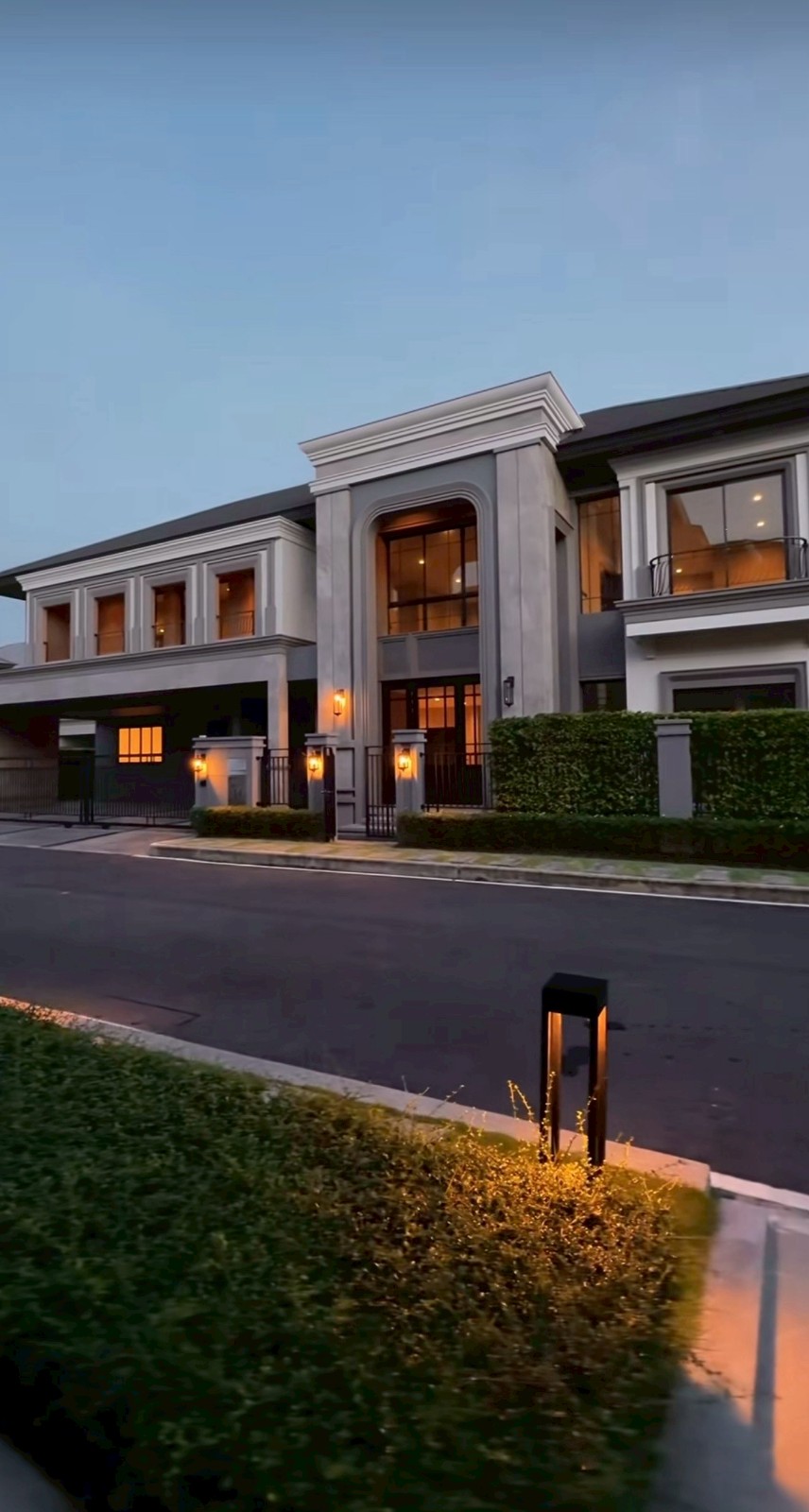 堪那耀区 | Grand Bangkok Boulevard Ramintra-Kasetnawamin 豪华别墅出租/售 5卧 591平米 出租550,000泰铢/月，出售7500万泰铢