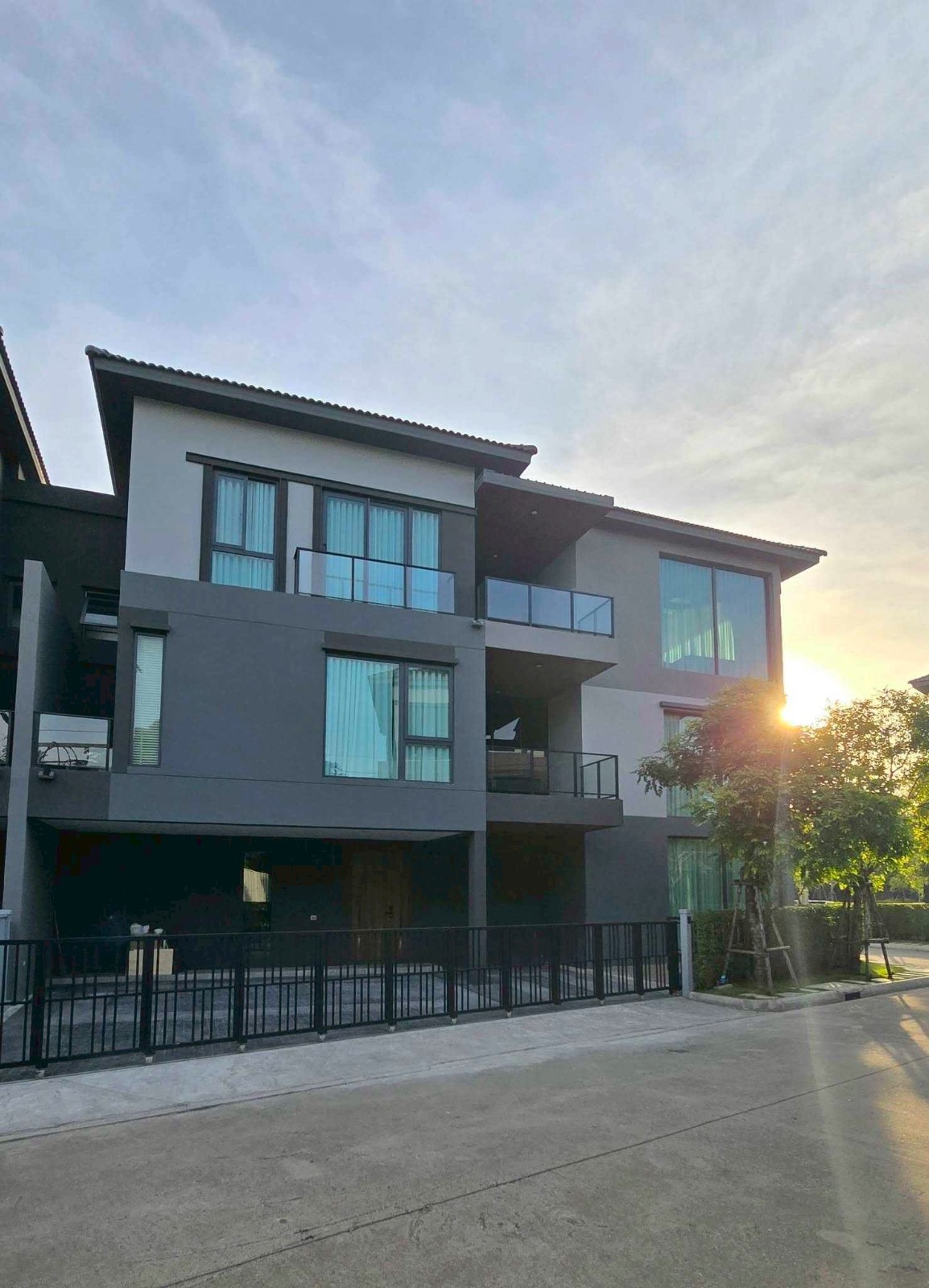 邦纳区 | Baan Klang Mueng The Edition Bangna 联排别墅出租 5卧 500平米 350,000泰铢/月（可养宠物）