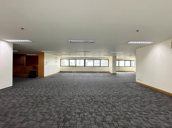 挽叻区 | 地段优越，位于市中心 Silom–Sathorn 办公楼出租 629平米 每平米385泰铢/月（可注册公司）