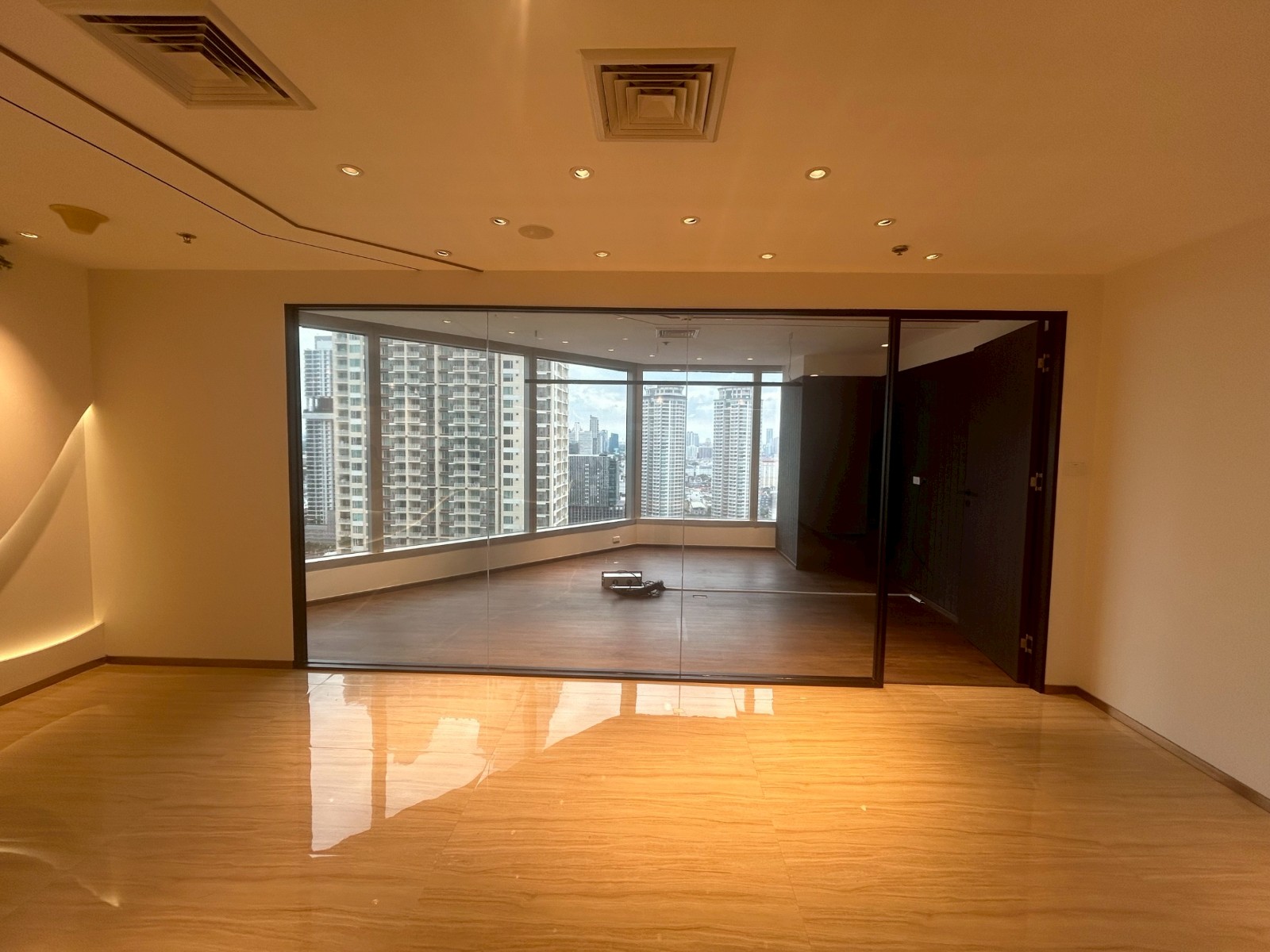 挽叻区 | 位于市中心的办公楼出租，坐落于沙吞–是隆核心商务区 起100++平米 每平米960~1,130泰铢/月