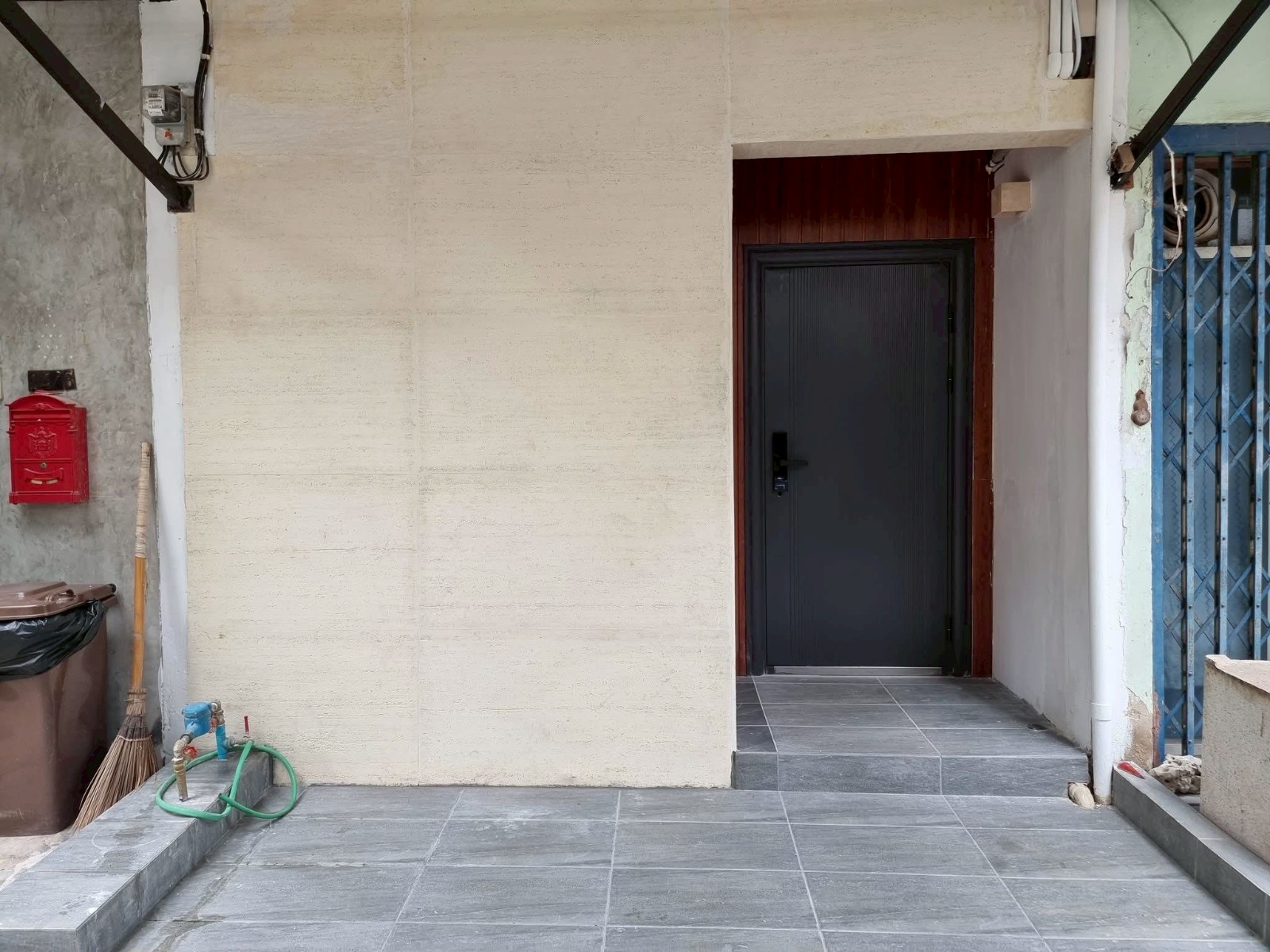 空堤区 | Townhouse — Thonglor轻轨站附近 联排别墅出租 2卧 200平米 60,000泰铢/月（可养宠物）