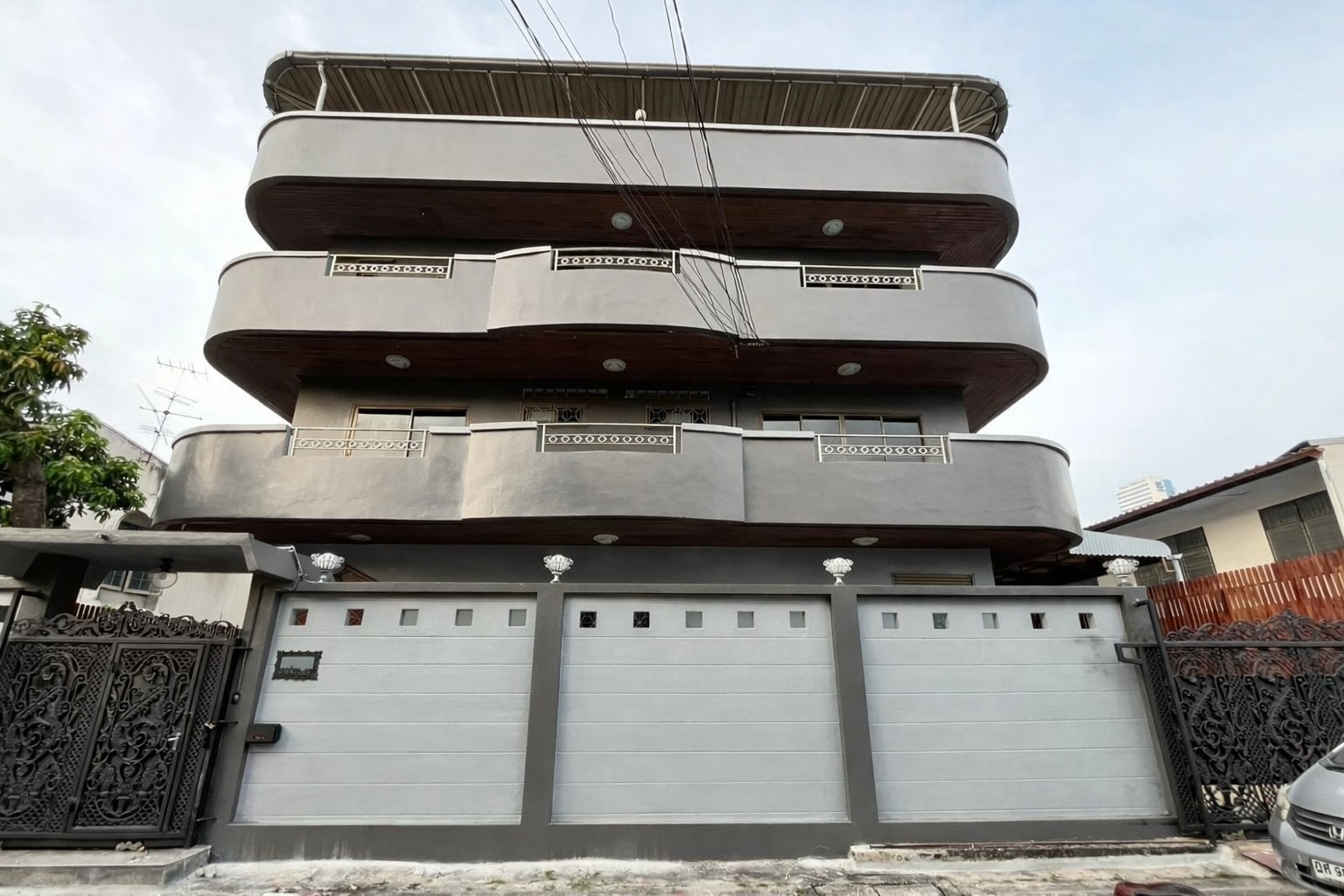 邻铃区 | Ratchada巷，Rama9区域 办公楼出租/售 11房 1,100平米 出租150,000泰铢/月，出售4200万泰铢