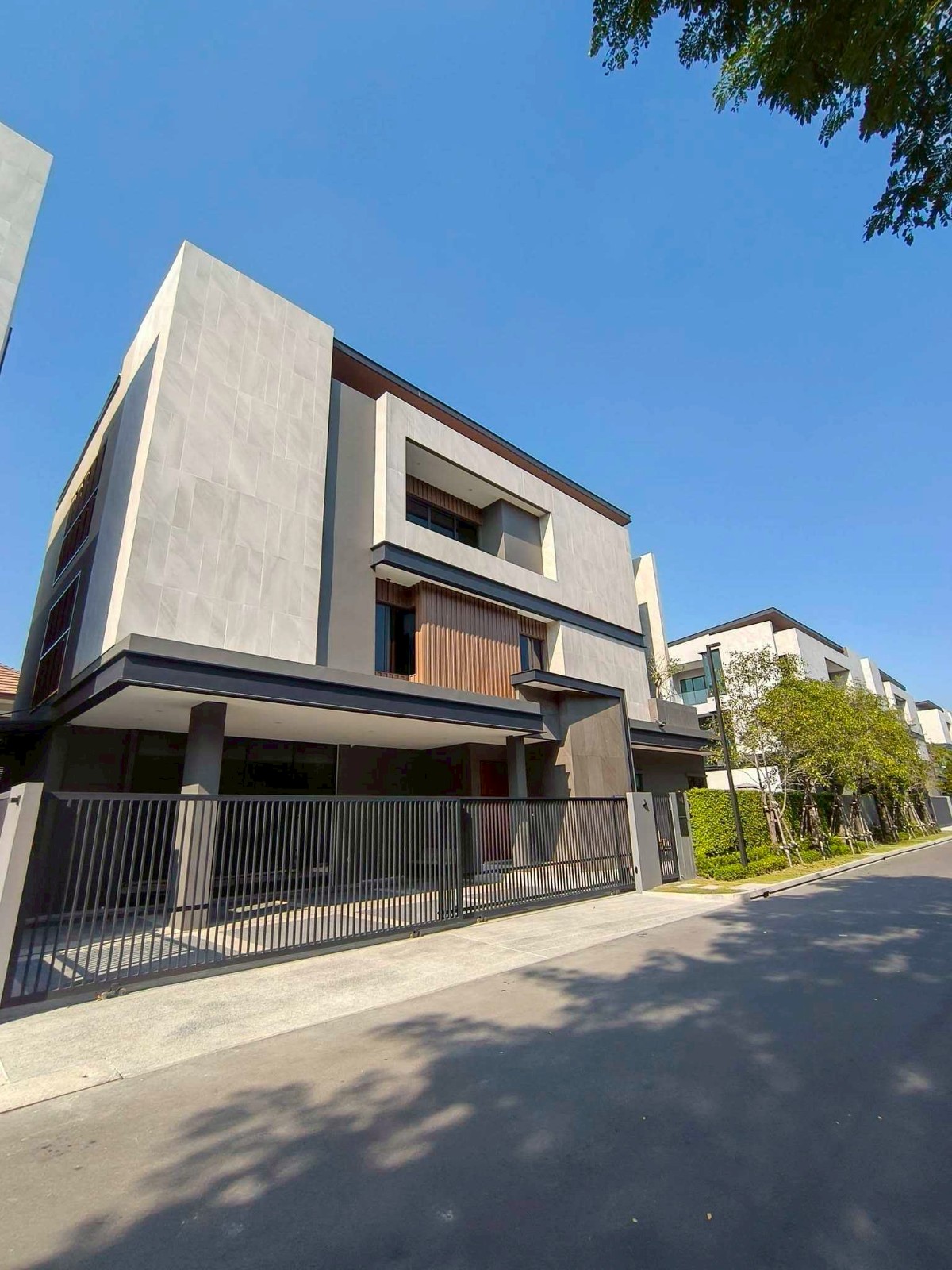 曼甲必区 | The Honor Yothinpattana 独栋别墅出租 8卧 800平米 650,000泰铢/月