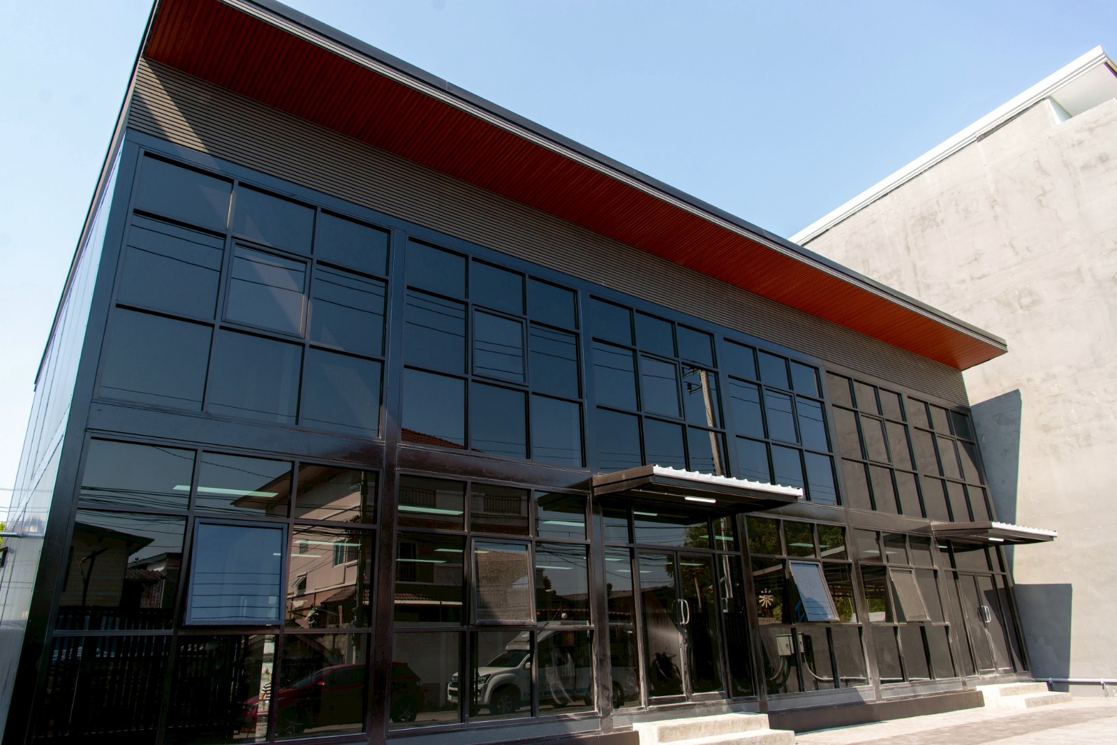 帕卡隆区 | Sukhunvit 101路附近，PunnaWithi巷 办公楼+仓库出租/售 100平哇（或40,000平米）出租90,000～180,000泰铢/月（可注册公司），出售2400万泰铢