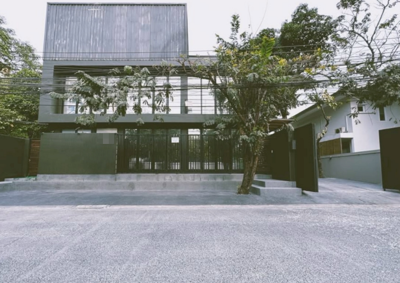 乍都节区 | Ratchada，Latphrao区域 新装修办公楼出租 1,200平米 350,000泰铢/月（可注册公司）