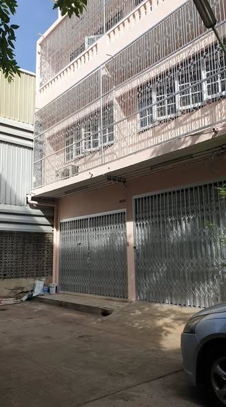 曼柯廉区 | Rama 3 — Charoen Rat区域 商铺出租/售 568平米 出租70,000泰铢/月，出售1900万泰铢