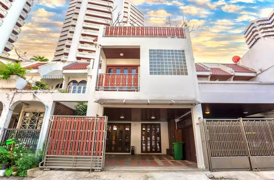 瓦他那区 | Townhouse – Sukhumvit, Phrom Phong区域 联排别墅出租/售 4卧 440平米 出租110,000泰铢/月，出售3290万泰铢