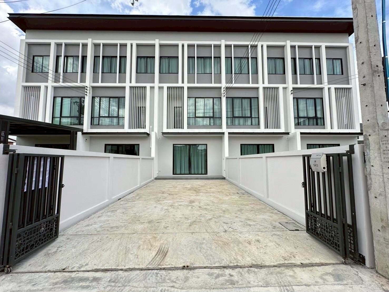 拉抛区 | Satriwitthaya巷 — Chokchai 4 联排别墅出租 3卧 236平米 40,000泰铢/月（可注册公司）