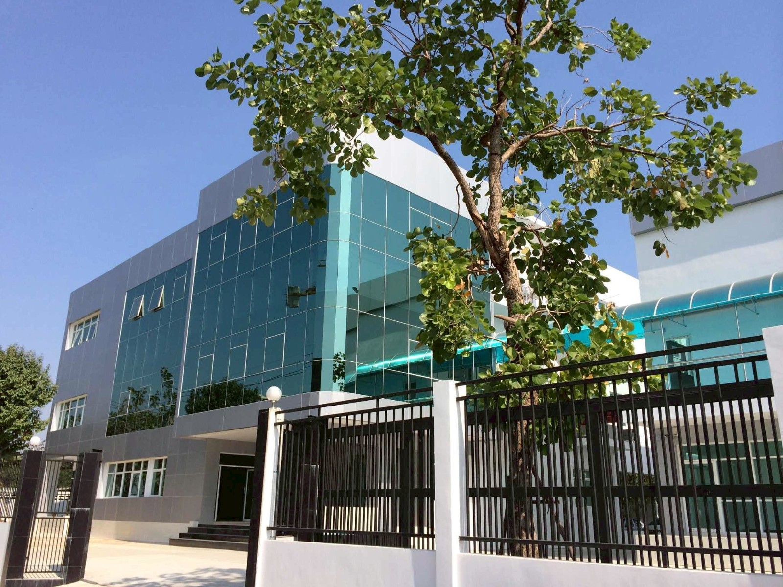 汶昆区 | Seri Thai — Ramkhamhaeng区域 办公楼出租/售 2,670平米 出租350,000泰铢月，出售1.15亿泰铢