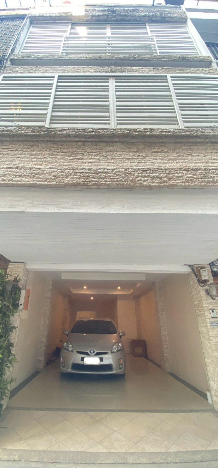 巴吞旺区 | 市中心黄金地段 — 近多家知名商场 联排别墅出租 3房 225平米 100,000泰铢/月（可注册公司）