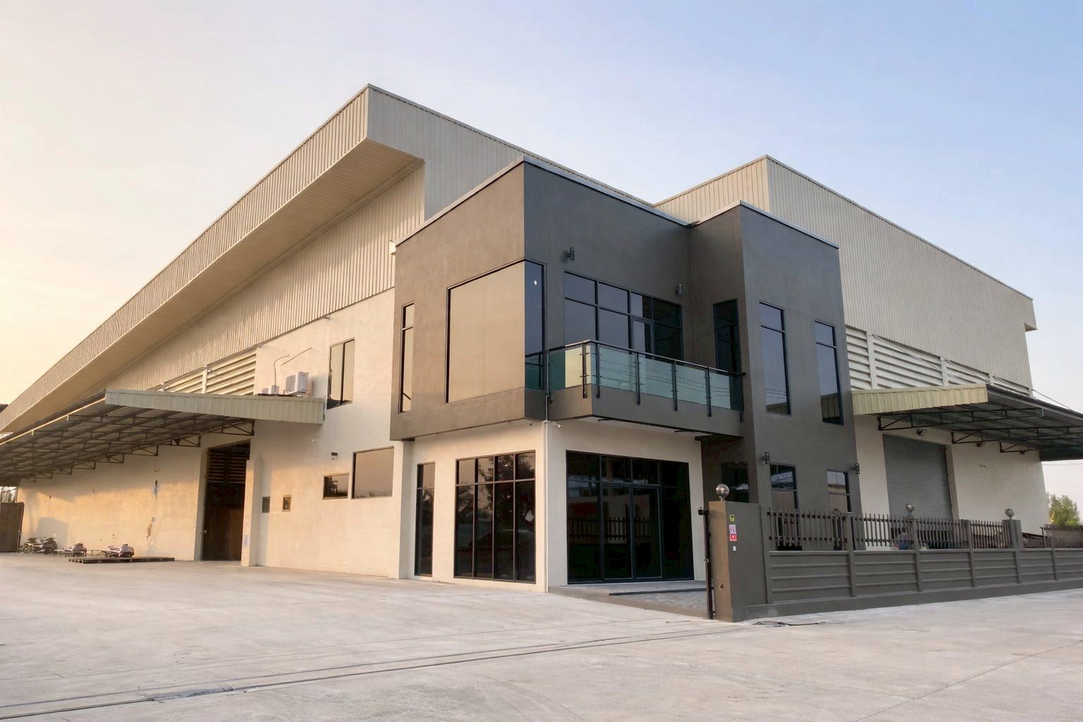 龙仔厝府 | Krathum Baen县 带办公室仓库/工厂出租 3,000平米 250,000泰铢/月