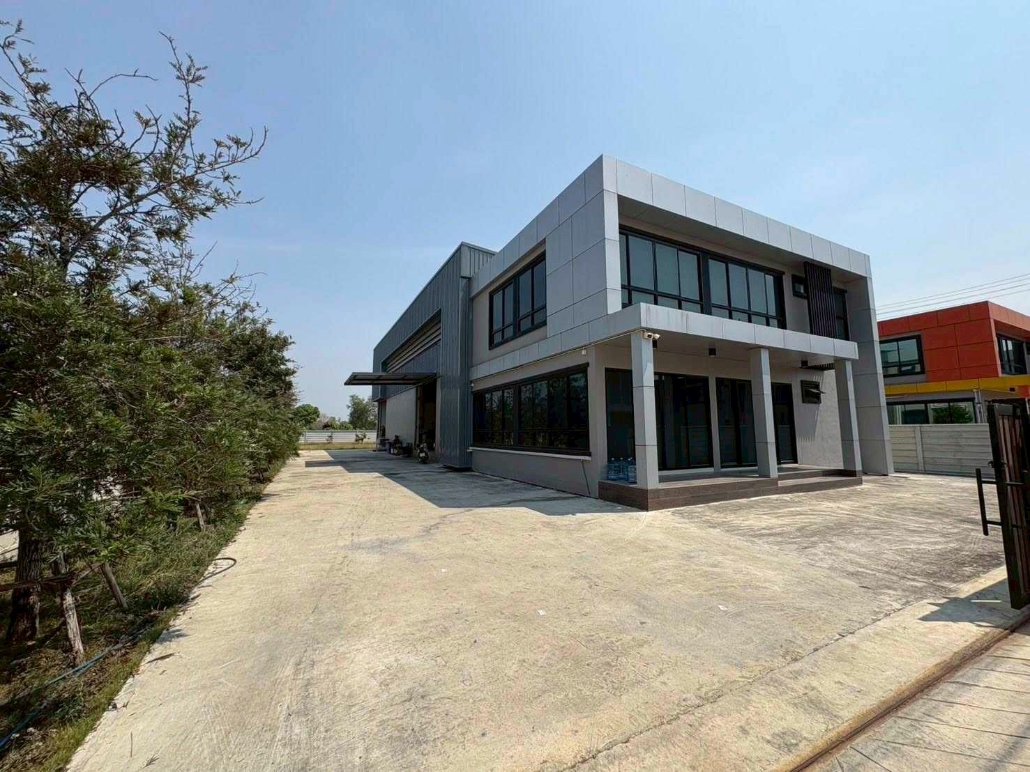 佛统府 | Bang Len — Salaya地段 带办公室工厂/仓库出租/售 675平米 出租125,000泰铢/月，出售1590万泰铢