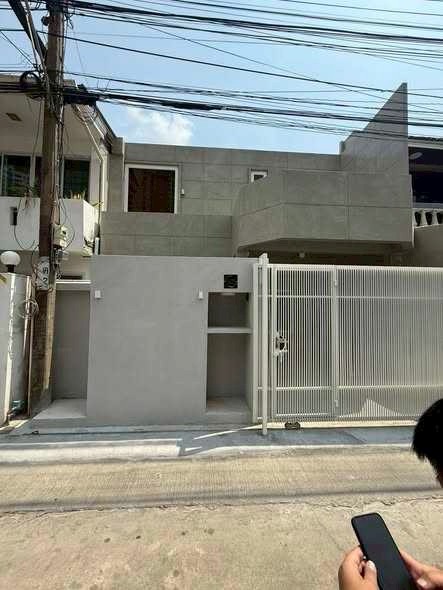 空堤区 | Phrom Phong轻轨站附近，市中心联排别墅出租 3卧 200平米 130,000泰铢/月