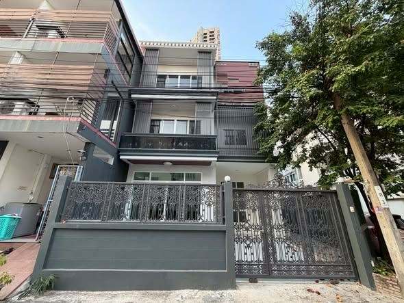 空堤区 |  Sukhumvit巷， Phra Khanon轻轨站附近 联排别墅出租 5卧 400平米 120,000泰铢/月