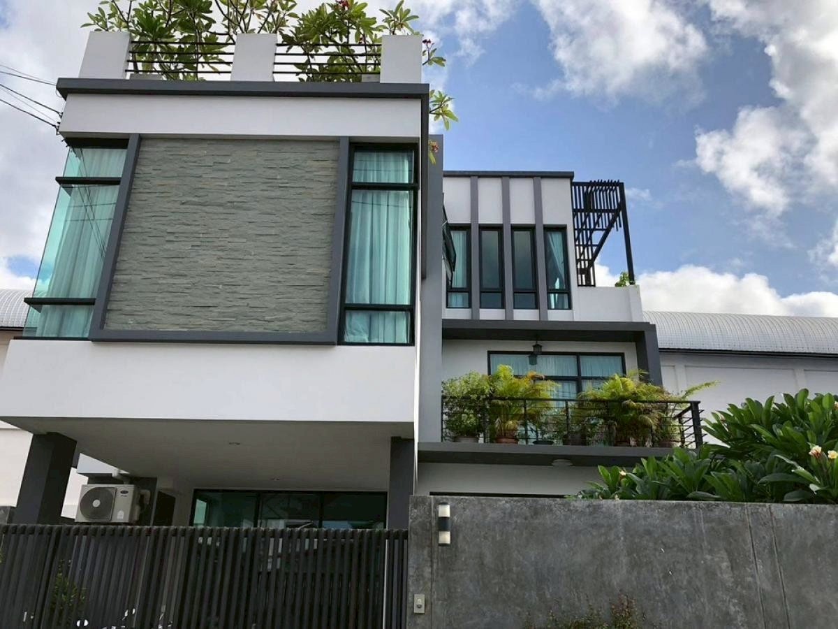 翁通郎区 | Lat Phrao，Ratchada地段 独栋别墅出租 3卧 300平米 100,000泰铢/月