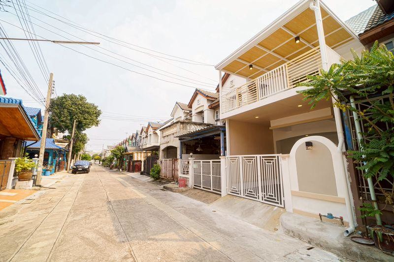 暖武里府 | Bang Bua Thong - Kanchanaphisek路地段 联排别墅出售 3卧 68平米 199万泰铢