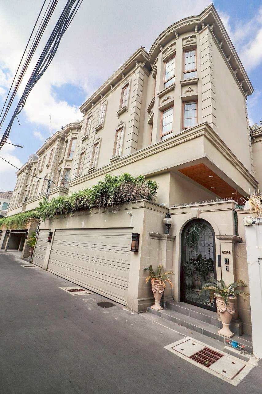 瓦他那区 | Ekkamai地段，市中心豪华联排别墅出租/售 4卧 846平米 出租480,000泰铢/月，出售7900万泰铢