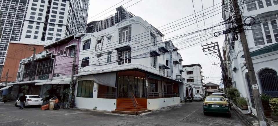 辉煌区 | Rama 9 — Ratchada地段 联排别墅出租/售 4卧 320平米 出租57,000泰铢/月（可注册公司），出售1250万泰铢