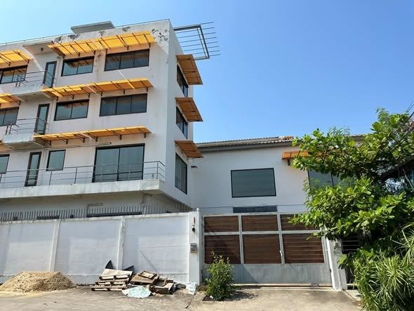 帕卡隆区 | Sukhumvit 101—Punnawithi轻轨站附近 带办公楼仓库出租 800平米 170,000泰铢/月