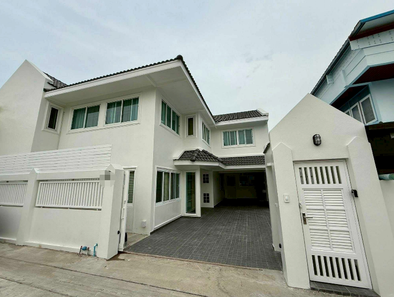 曼甲必区 | Hua Mark — Sri Krita轻轨站附近 新翻新独栋别墅出租 3卧 200平米 65,000泰铢/月