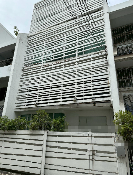 巴吞旺区 | Phloen Chit轻轨站附近— 市中心联排别墅出租 3卧 325平米 105,000泰铢/月