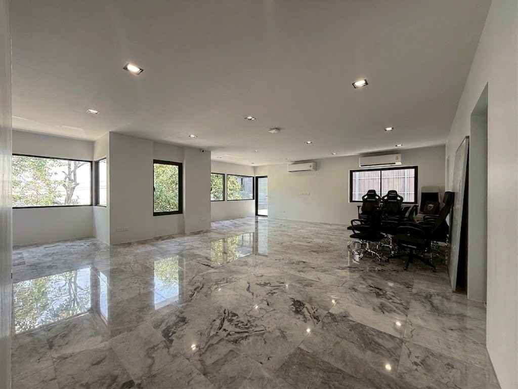 瓦他那区 | Home - Office Thong Lor 联排别墅出租 100,000泰铢/月（可注册公司）