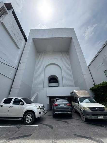 优越地段｜Suksawat Roa 临主干道，交通便利 办公楼出租 5层楼 1,400平米 出租165,000泰铢/月，出售8500万泰铢