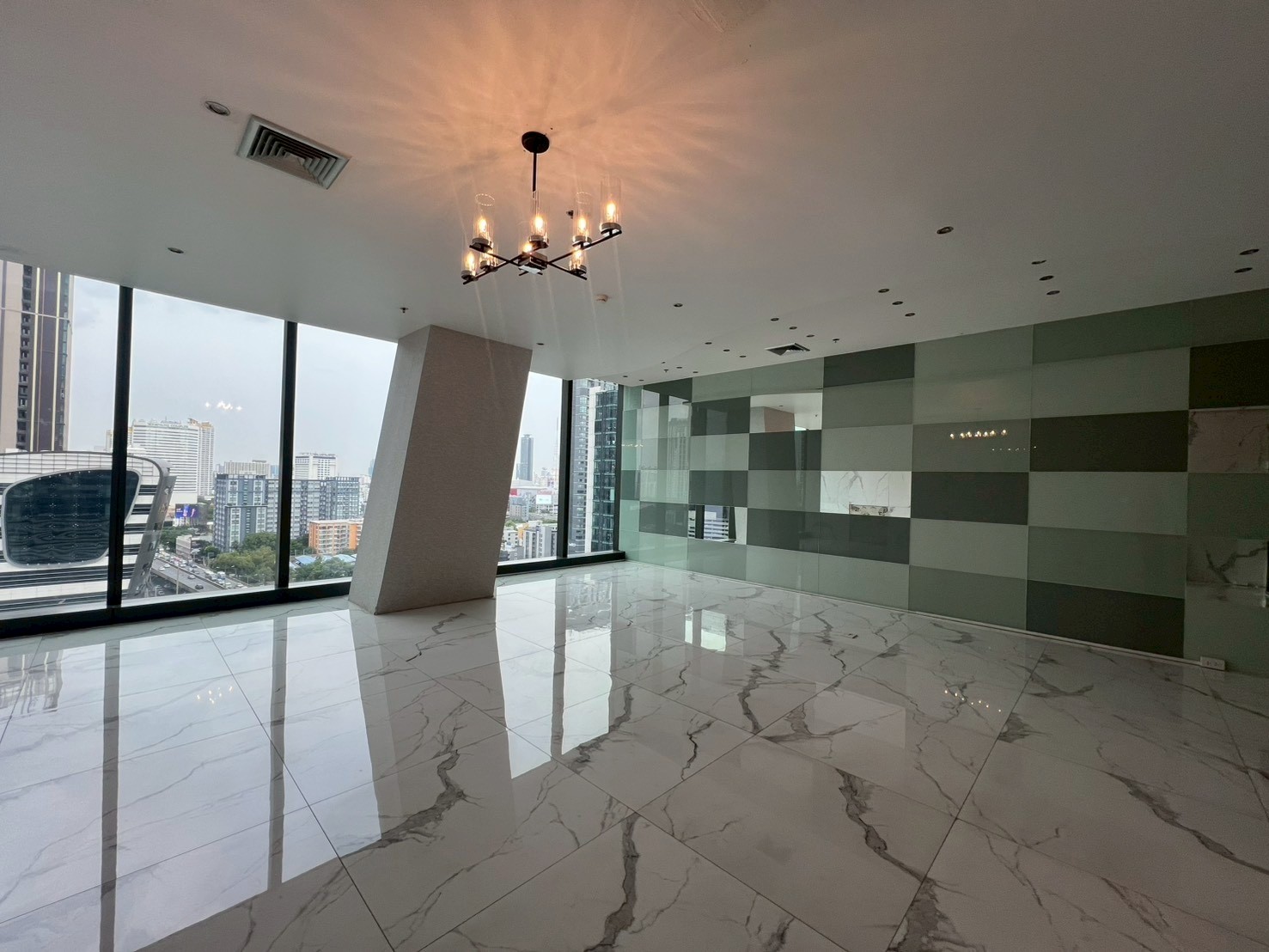 辉煌区 | G Tower 办公楼出租 332平米 每平米980泰铢/月