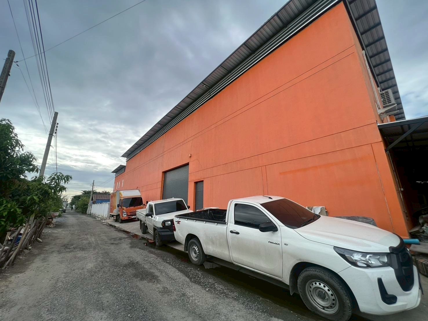 拉甲邦区 | Srinakarin — Romklao地段 带办公室的仓库出租/售 1,388平米 200,000泰铢/月，出售2700万泰铢