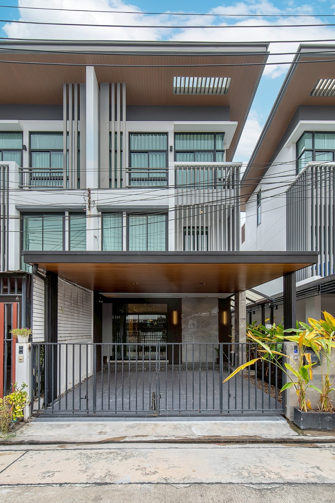 翁通郎区 | Lat Phrao — Chokchai 4地段 联排别墅出租/售 3卧 出租50,000泰铢/月，出售750万泰铢