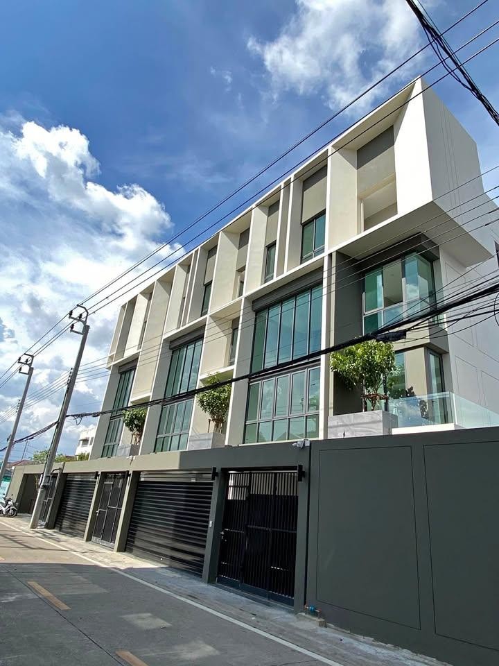 巴威区 | Myst Onnut-Srinakarin Home Office联排别墅出租/出售 4卧400平米 租金100,000泰铢/月 售价22,900,000泰铢