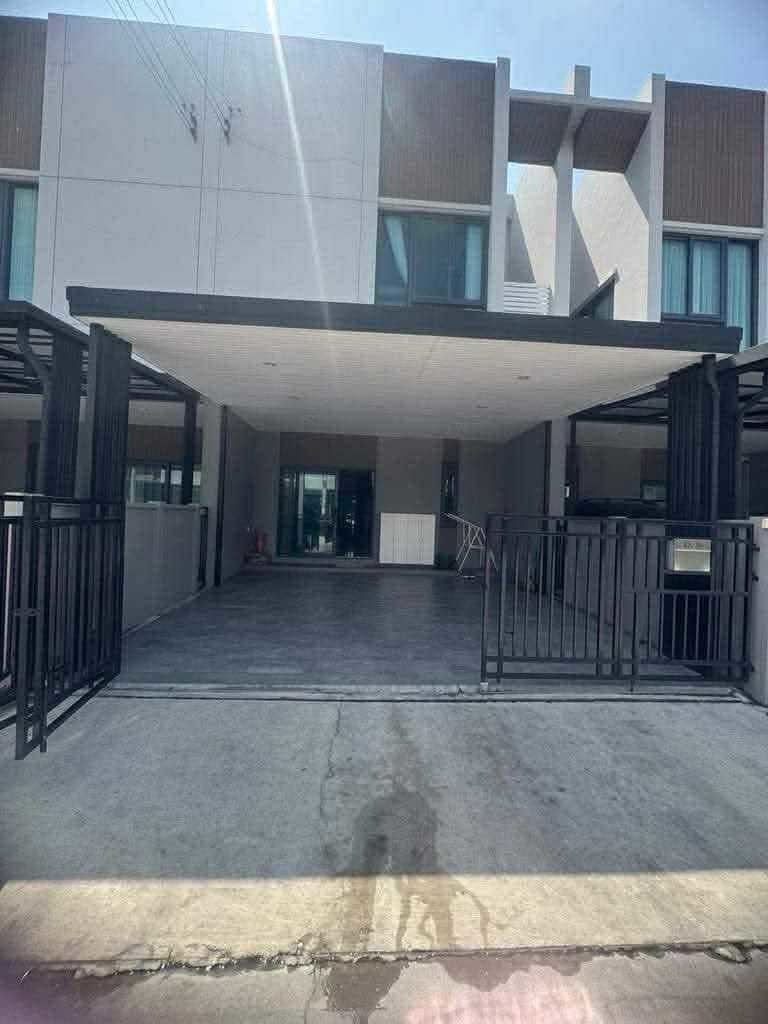曼甲必区 | Baan Klang Muang Ladprao 101 Station联排别墅/家庭办公室使用【可注册公司】 4卧3卫 土地约104.8平方米 租金可注册公司59,000泰铢/月