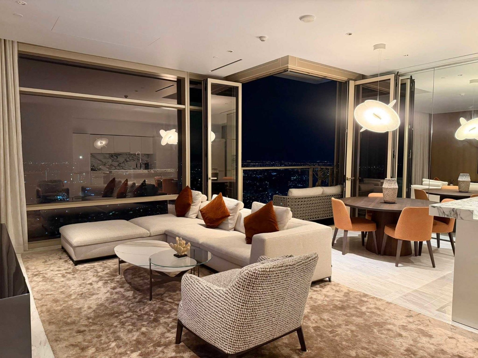 ​沙吞区 | Four Seasons Private Residences豪华公寓出租 2卧3卫124平方米 租金250,000泰铢/月
